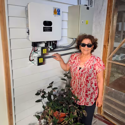 Blanca S. en su casa con paneles solares