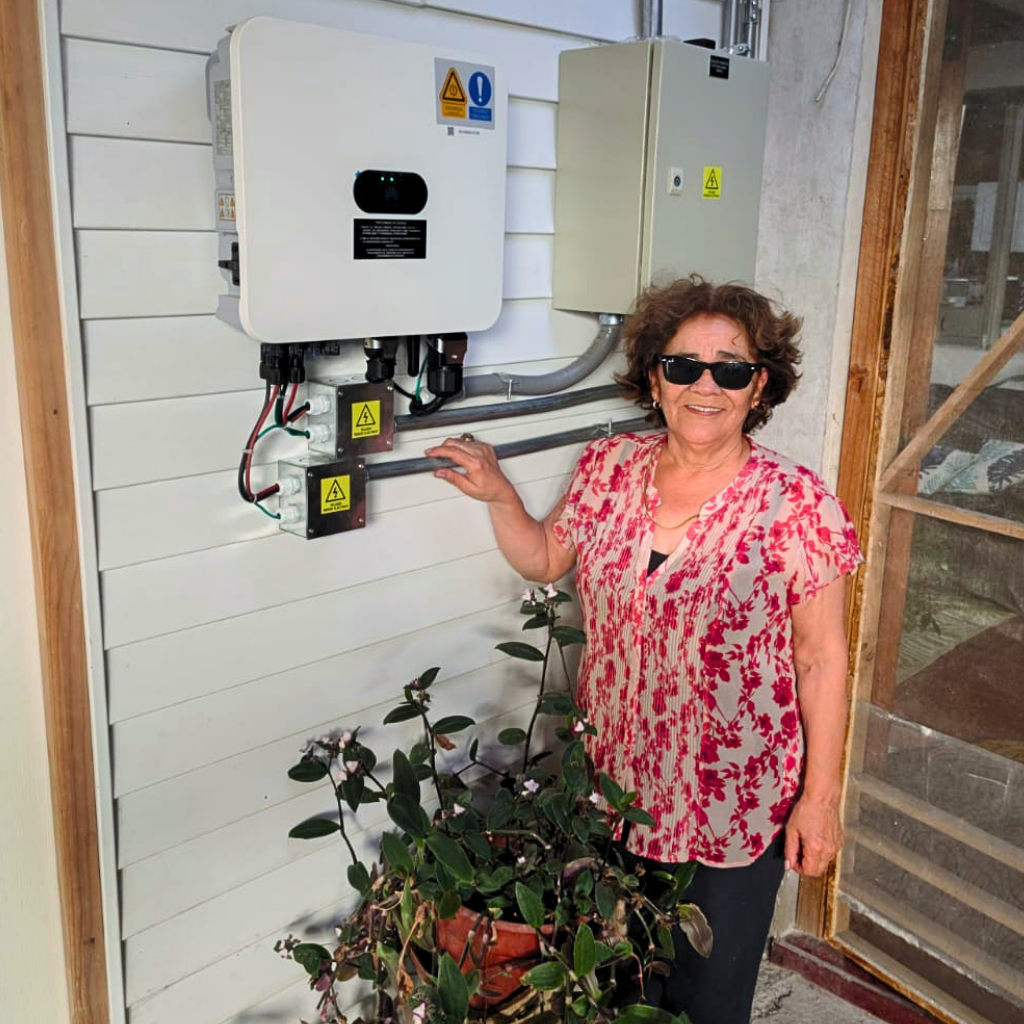 Gloria en su casa con paneles solares